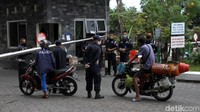Sejumlah petugas keamanan pun bersiaga di area depan kampus untuk memberi informasi kepada warga yang hendak beraktivitas di kawasan kampus terkait penutupan kampus UNS.