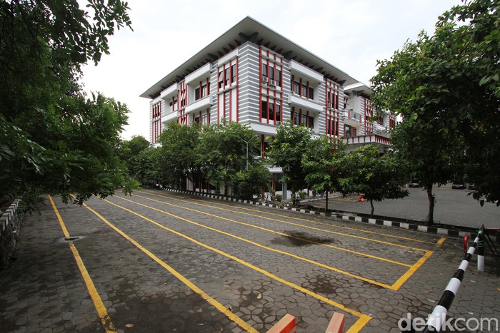 Universitas Sebelas Maret (UNS) Solo hentikan aktivitas di kawasan kampus akibat virus Corona. Seperti apa suasana di kampus itu saat tutup sementara?