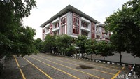 Penutupan kawasan kampus tersebut dilakukan guna mencegah penyebaran virus Corona.
