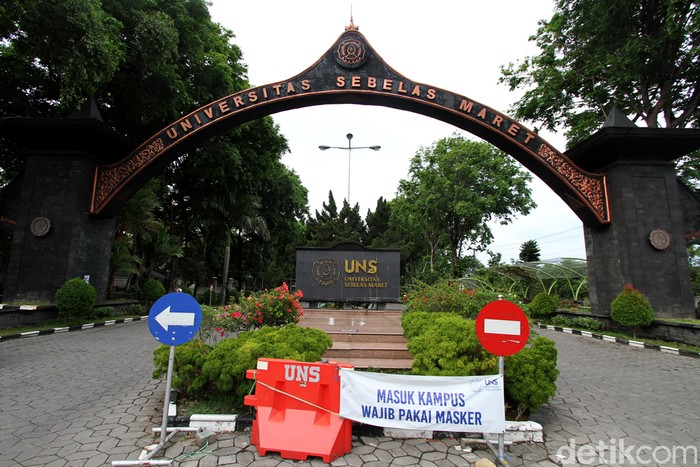 Kampus Tutup Akibat Corona, UNS Sepi Banget Universitas Sebelas Maret (UNS) Solo hentikan aktivitas di kawasan kampus akibat virus Corona. Seperti apa suasana di kampus itu saat tutup sementara?