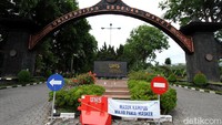 Universitas Sebelas Maret (UNS) Solo diketahui menutup dan menghentikan aktivitas di kawasan kampus, Rabu (21/10/2020).