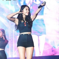 Eunji ApinkEunji Apink diketahui rajin berolahraga dan cukup ketat dalam menjaga pola makan. Tak heran jika ia juga disebut netizen Kardashian dari Korea. Foto: Dok. Fansite/Twitter