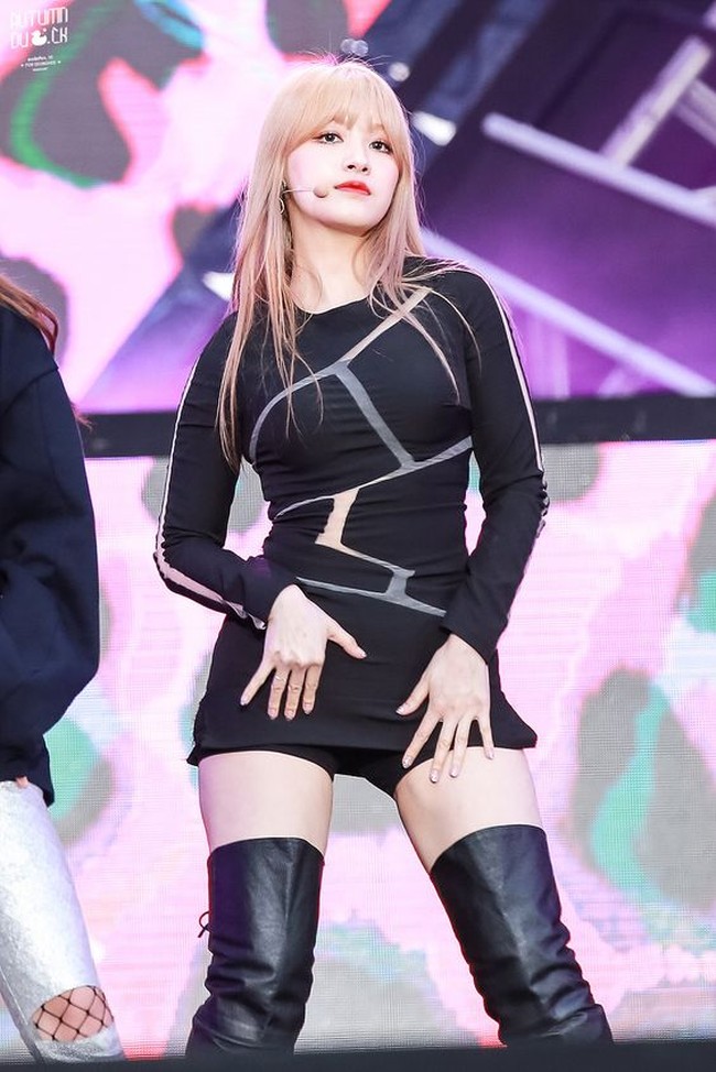 Seunghee CLCSeunghee CLC dianggap sebagai salah satu idol KPop yang mendobrak setreotipe karena penampilannya. Ia termasuk bertubuh lebih bervolume dibanding dengan kebanyakan artis wanita yang berbadan lebih kurus. Foto: Dok. Fansite/Twitter