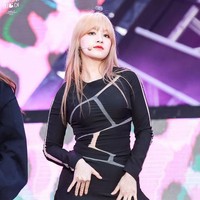 Seunghee CLCSeunghee CLC dianggap sebagai salah satu idol KPop yang mendobrak setreotipe karena penampilannya. Ia termasuk bertubuh lebih bervolume dibanding dengan kebanyakan artis wanita yang berbadan lebih kurus. Foto: Dok. Fansite/Twitter
