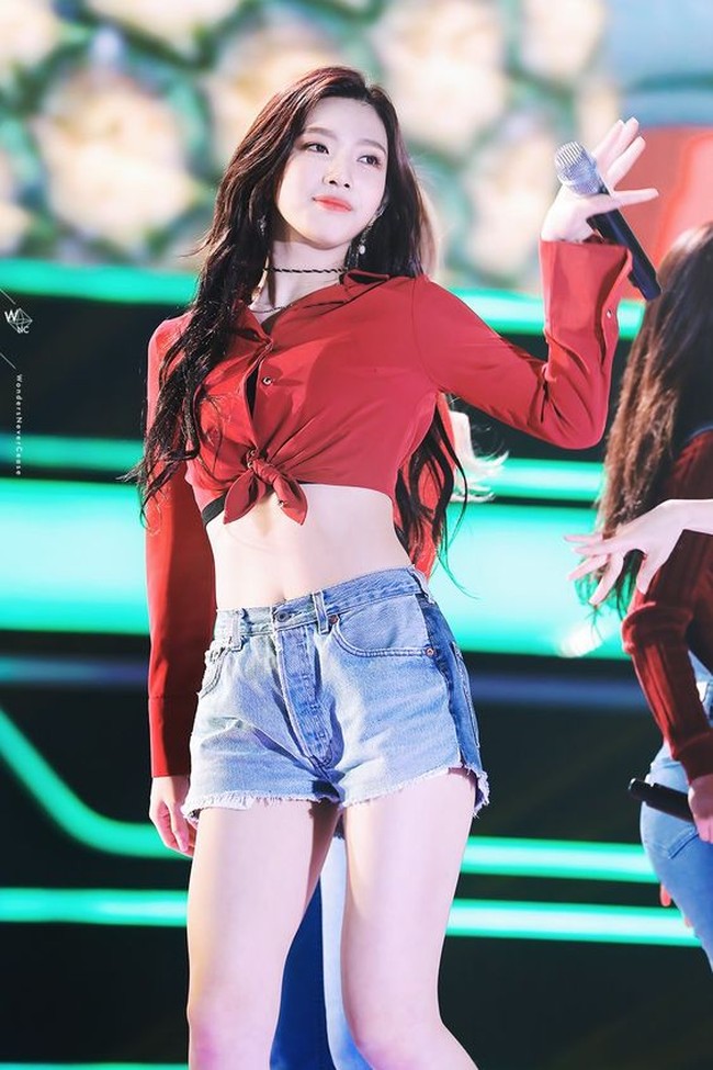 Joy Red VelvetSelain wajah cantik, Joy punya bentuk tubuh yang bikin iri para wanita. Ia dinilai memiliki kaki jenjang, pundak atletis, dan bentuk badan S-line yang membuat fans makin mengaguminya. Foto: Dok. Fansite/Twitter