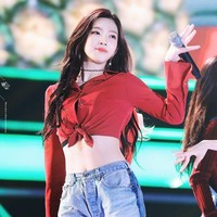 Joy Red VelvetSelain wajah cantik, Joy punya bentuk tubuh yang bikin iri para wanita. Ia dinilai memiliki kaki jenjang, pundak atletis, dan bentuk badan S-line yang membuat fans makin mengaguminya. Foto: Dok. Fansite/Twitter