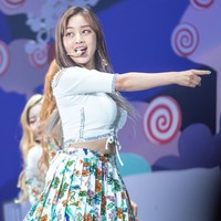 Jihyo TWICESejak awal debut, Jihyo TWICE terkenal punya bentuk badan yang lebih berisi. Tak sedikit sesama wanita yang iri dengan penampilan tubuh pacar Kang Daniel itu. Ditambah dengan warna kulitnya yang lebih gelap, Jihyo tampak semakin seksi.Foto: Dok. Fansite/Twitter