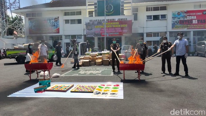 kejari jember musnahkan barang bukti