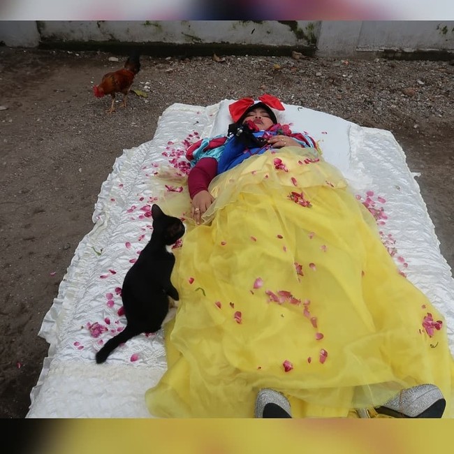 Sebelumnya, Kekeyi menggunakan kostum putri salju, lengkap dengan pita merah besar di kepalanya. Dalam unggahan-unggahannya itu Kekeyi terlihat berpose seperti tengah tertidur di atas tempat tidurnya dengan taburan bunga mawar bak karakter putri salju di dalam dongeng. Unggahan tersebut mendapatkan beragam komentar. Namun bukan komentar pujian, beberapa netizen malah terlihat membanjirinya dengan ucapan duka cita. Foto: Instagram/@rahmawatikekeyiputricantikka23