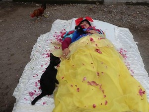Kekeyi Jadi Putri Salju Menunggu Pangeran, Tidur Dikelilingi Ayam dan Kucing