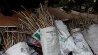Beragam kerajinan mulai dari hiasan dinding, tas hingga furnitur di indutri rumahan Mahendra Craft Limbah Kayu berbahan baku limbah kayu.