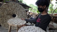 Selain hiasan dinding, perajin di sana juga membuat beragam furnitur salah satunya bangku dari limbah kayu.