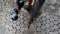 Pekerja melakukan pengamplasan tahan akhir produk kerajinan berbahan limbah kayu