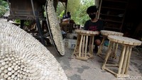 Kerajinan dari limbah kayu tersebut dijual dengan harga yang bervariasi tergantung pada ukuran, jenis serta bahan limbah kayu yang digunakan. Kisaran harga untuk satu produk ratusan ribu rupiah hingga jutaan rupiah