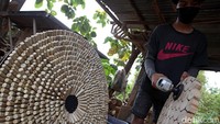 Kerajinan dari limbah kayu tersebut pun diketahui telah dipasarkan ke sejumlah daerah di Pulau Jawa.