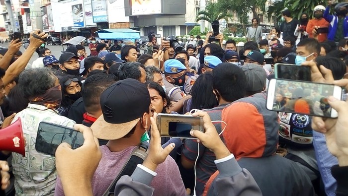 Keributan di lokasi demo tolak omnibus law di Medan (Datuk Haris-detikcom)