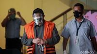 Tersangka kasus dugaan korupsi pengadaan tanah untuk Ruang Terbuka Hijau (RTH) Dadang Suganda berjalan seusai menjalani pemeriksaan di gedung KPK, Jakarta, Rabu (21/10/2020).
