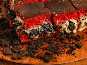 Martabak Red Velvet Kekinian yang Empuk Bisa Dibeli di Sini