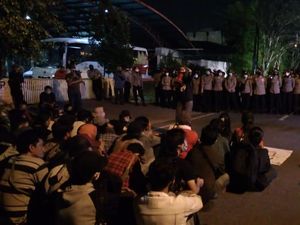 Minta Rekan Dibebaskan, Massa Tolak Omnibus Law Datangi Polrestabes Medan