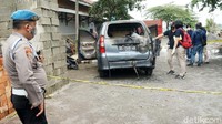 Mobil tersebut terparkir di halaman sebuah toko material bangunan.