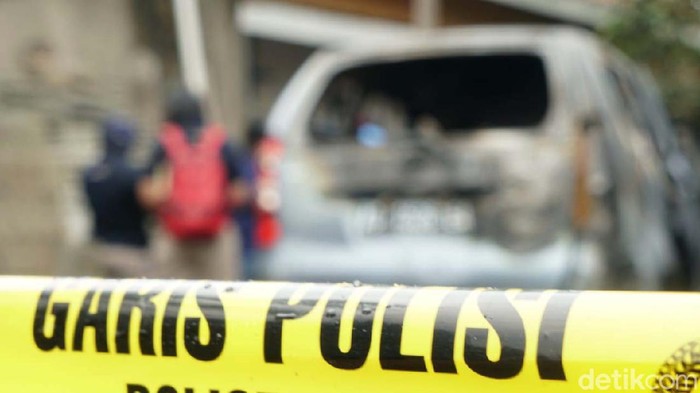 Sesosok mayat wanita ditemukan terbakar di dalam mobil di Kabupaten Sukoharjo, Jawa Tengah malam tadi. Polisi masih menyelidiki kasus ini.