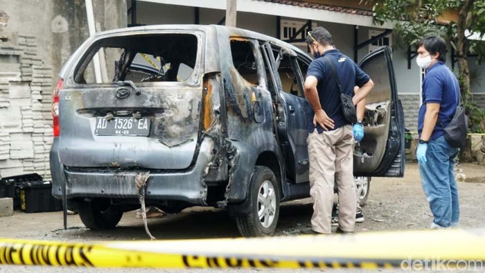 Sesosok mayat wanita ditemukan terbakar di dalam mobil di Kabupaten Sukoharjo, Jawa Tengah malam tadi. Polisi masih menyelidiki kasus ini.