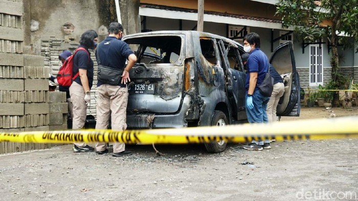 Sesosok mayat wanita ditemukan terbakar di dalam mobil di Kabupaten Sukoharjo, Jawa Tengah malam tadi. Polisi masih menyelidiki kasus ini.