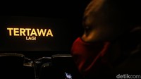 Sesuai arahan pemerintah, syarat untuk masuk bioskop CGV yakni menggunakan aplikasi PeduliLindungi, sudah vaksin minimal satu dosis, berusia 12 tahun ke atas, dan maksimal kapasitas hanya 50%. Rifkianto Nugroho/detikcom