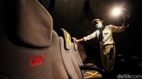 PR Manager CJ Cinemas Indonesia Hariman Chalid mengatakan pengunjung wajib menggunakan masker selama menonton film. Nantinya, akan ada petugas yang melakukan pengawasan di dalam bioskop.  