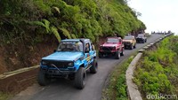 Pengunjung yang ingin naik Gunung Telomoyo maupun menikmati keindahan pemandangan dengan naik jeep bisa melakukan reservasi dari Dalangan, Kecamatan Ngablak, Kabupaten Magelang. Di sini tersedia 10 armada jip yang tergabung dalam Telomoyo Jip Explore.