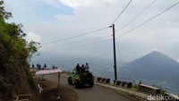 Traveler harus merogoh kocek untuk menyewa jip sesuai dengan waktu yang dipilih. Yang paling murah, Rp 350.000 dan yang termahal Rp 750.000. Reservasi naik jeep mulai pukul 07.00 WIB.