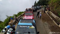 Jika ingin naik jip ini tersedia paket siang hari, yang reservasi mulai pukul 07.00 sampai 15.00 WIB. Kemudian, paket sunset mulai pukul 16.00 WIB dan terakhir paket Sunrise mulai pukul 04.00 WIB. Untuk harga per paketnya berbeda-beda, kemudian fasilitas yang bisa dinikmati wisatawan juga berbeda.
