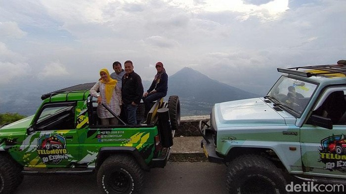 Menikmati Indahnya Pemandangan di Gunung Telomoyo Sambil Naik Jip Menuju ke puncak Gunung Telomoyo tak hanya dapat ditempuh dengan naik sepeda motor. Wisatawan juga dapat menggunakan mobil jip untuk sampai atas.