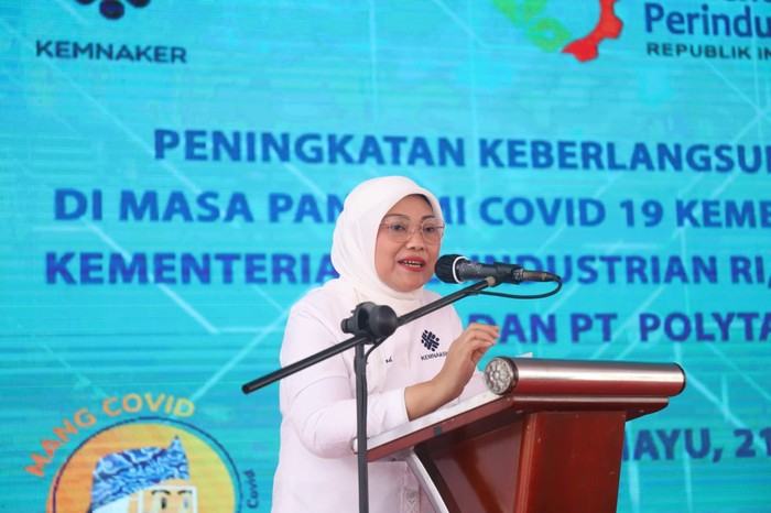 Menteri Ketenagakerjaan, Ida Fauziyah meluncurkan Program Pelatihan Management Pencegahan COVID-19 (MangCovid) di Indramayu, Jawa Barat.