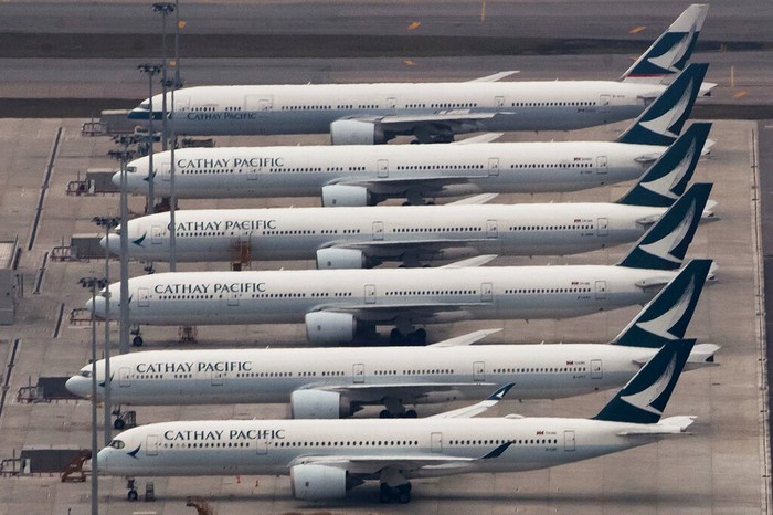 Maskapai asal Hong Kong Cathay Pacific Airways Ltd akan pangkas 6.000 pekerja. Perusahaan juga akan tutup anak usahanya Cathay Dragon imbas pandemi Corona.