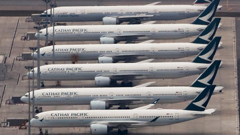 Merugi Gegara Corona, Cathay Pacific PHK 6 Ribu Karyawan Maskapai asal Hong Kong Cathay Pacific Airways Ltd akan pangkas 6.000 pekerja. Perusahaan juga akan tutup anak usahanya Cathay Dragon imbas pandemi Corona.
