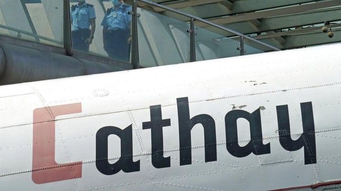 Maskapai asal Hong Kong Cathay Pacific Airways Ltd akan pangkas 6.000 pekerja. Perusahaan juga akan tutup anak usahanya Cathay Dragon imbas pandemi Corona.