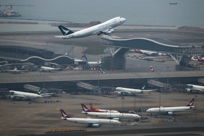 Maskapai asal Hong Kong Cathay Pacific Airways Ltd akan pangkas 6.000 pekerja. Perusahaan juga akan tutup anak usahanya Cathay Dragon imbas pandemi Corona.