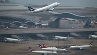 Maskapai asal Hong Kong Cathay Pacific Airways Ltd akan memangkas ribuan pekerja. Sedikitnya 5.900 karyawan terdampak pemangkasan tersebut. AP Photo/Kin Cheung.