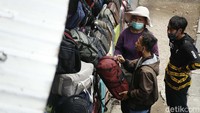 Meski sepi pembeli, namun para pedagang tas di kawasan Pasar Senen, Jakarta, Rabu (21/10/2020), tetap berjualan.