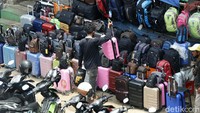 Tak hanya kalangan kelas menengah ke bawah, tetapi kalangan menengah atas juga sering berburu tas di sini.