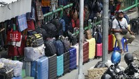 Pedagang tas di Pasar Senen, Jakarta, menunggu pembeli, Rabu (21/10).