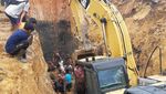 Momen Evakuasi Korban Longsor di Tambang Batu Bara Muara Enim Sumsel