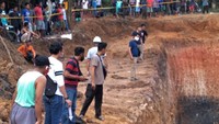 Insiden tanah longsor terjadi sekitar pukul 16.00 WIB sore tadi. 11 pekerja tambang yang sedang membuat jalan tambang tiba-tiba tertimbun tanah longsor. Dalam waktu singkat, seluruh penambang yang ada di lokasi tertimbun tanah. Tidak lama kemudian dilakukan evakuasi pakai alat berat dan para penambang ditemukan tewas. Foto: Istimewa.