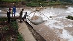 Musim Hujan, Berkah Bagi Penjala Ikan di Sungai Citarik