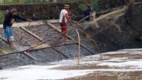 Ada dua alat yang digunakan oelh warga untuk menangkap ikan, yakni jaring angkat dan jala.