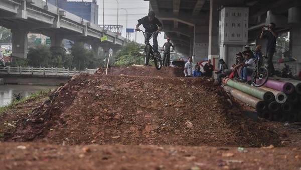Pembangunan trek sepeda dan Ruang Terbuka Hijau tersebut merupakan gerakan inisiatif warga Kelurahan Cipinang Melayu. Pembangunan trek sepeda dan Ruang Terbuka Hijau tersebut merupakan gerakan inisiatif warga Kelurahan Cipinang Melayu.