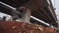 Pemanfaatan lahan ini guna mencegah adanya parkir liar serta pembangunan gubuk liar yang menyebabkan lingkungan mereka menjadi tampak kumuh.  