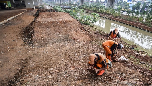 Petugas Petugas Penanganan Prasarana dan Sarana Umum (PPSU) menyelesaikan pembangunan trek sepeda di kolong Tol Becakayu, Cipinang Melayu, Jakarta Timur, Rabu (21/10/2020). Petugas Petugas Penanganan Prasarana dan Sarana Umum (PPSU) menyelesaikan pembangunan trek sepeda di kolong Tol Becakayu, Cipinang Melayu, Jakarta Timur, Rabu (21/10/2020).