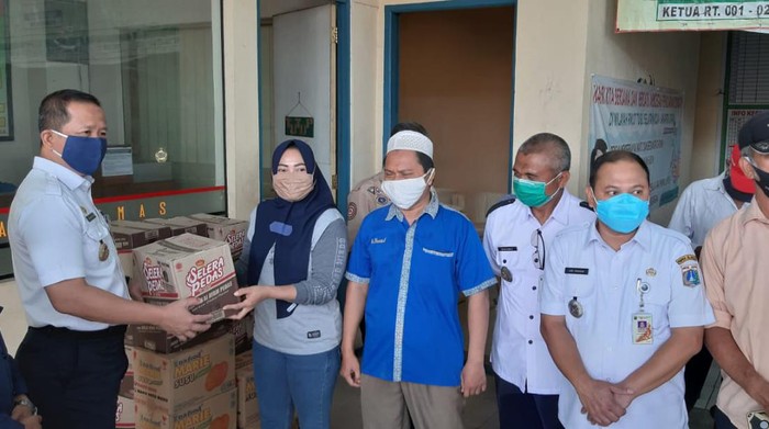 Pemkot Jakut berikan bantuan ke warga korban angin puting beliung di Koja.